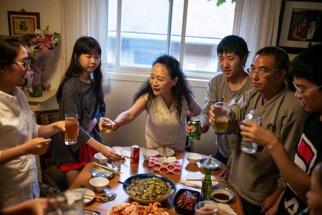 盛雪与朋友和支持者在她的生日聚会上。