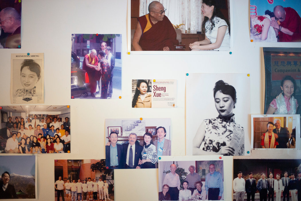 盛雪客厅的墙壁上装饰着她与达赖喇嘛和李察·基尔等有影响力人士的合影。