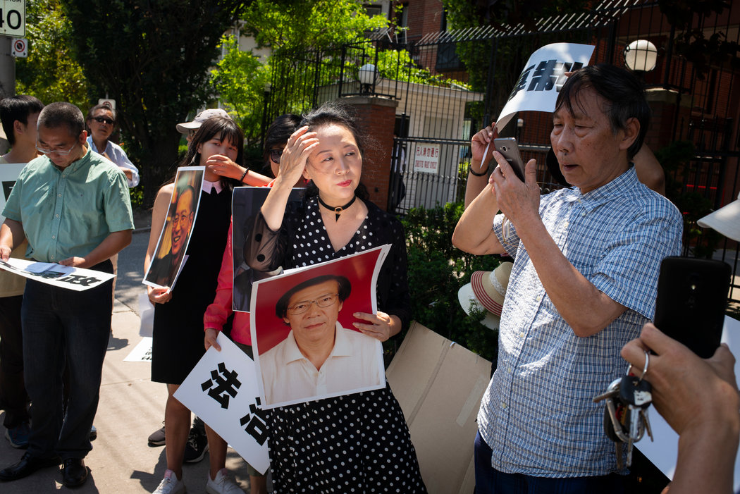 盛雪去年在多伦多中国总领馆前参加为政治犯举行的抗议集会。