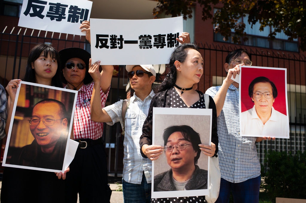 盛雪在中国驻多伦多总领馆前参加为政治犯举行集会。