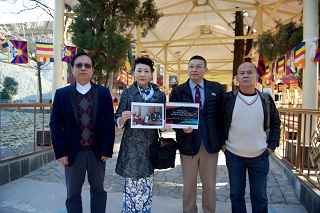 考慮到薛偉、楊建利、秦晉三位民運領袖都是非常支持王炳章的，不如請幾位一起向尊者提出請求，當即獲得幾位的支持